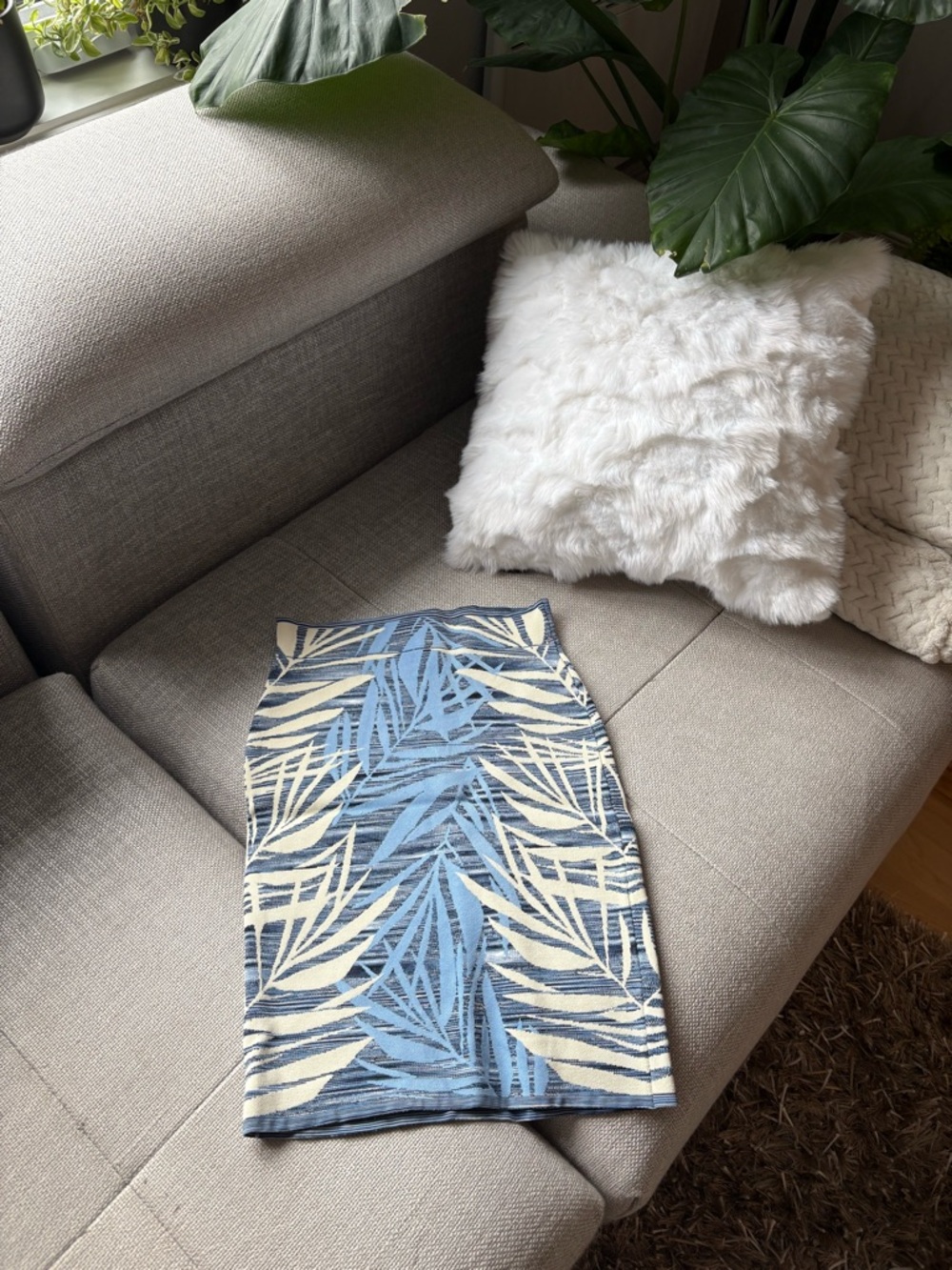 BCBGMaxAzria Blue and Cream Tropical Leaf Pencil Skirt- like new